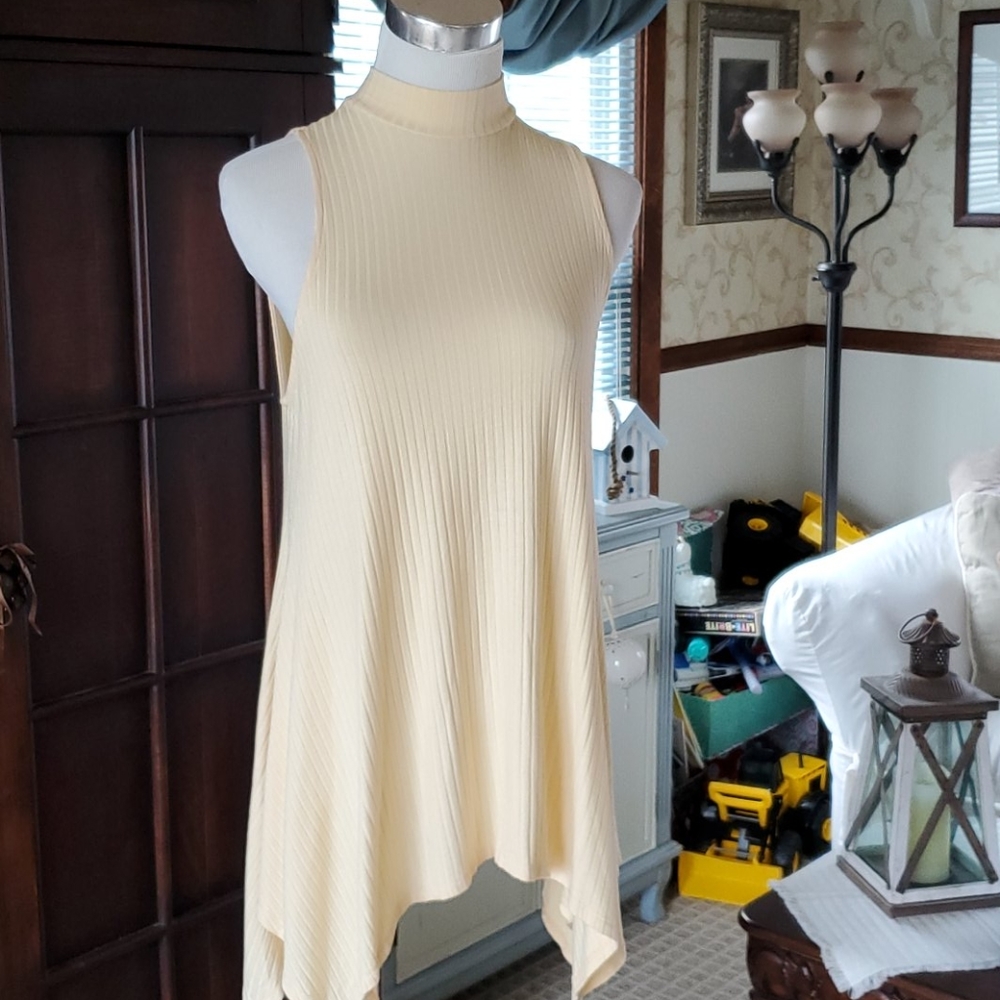 Pale yellow sleeveless top - Picture 4 of 4